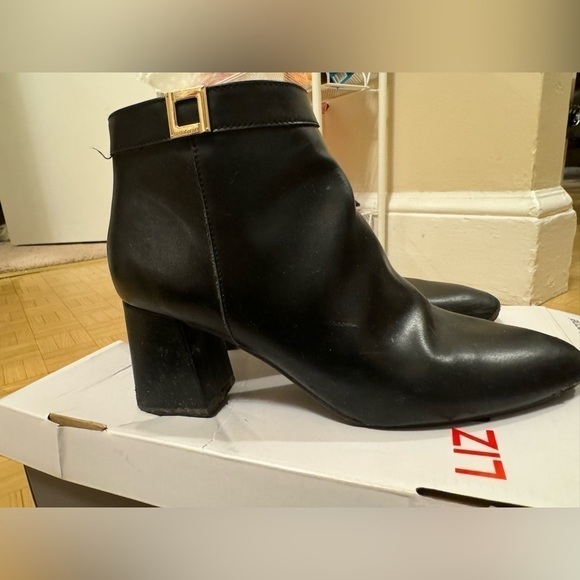 Liz Claiborne Black heel booties size 9 - Picture 3 of 11